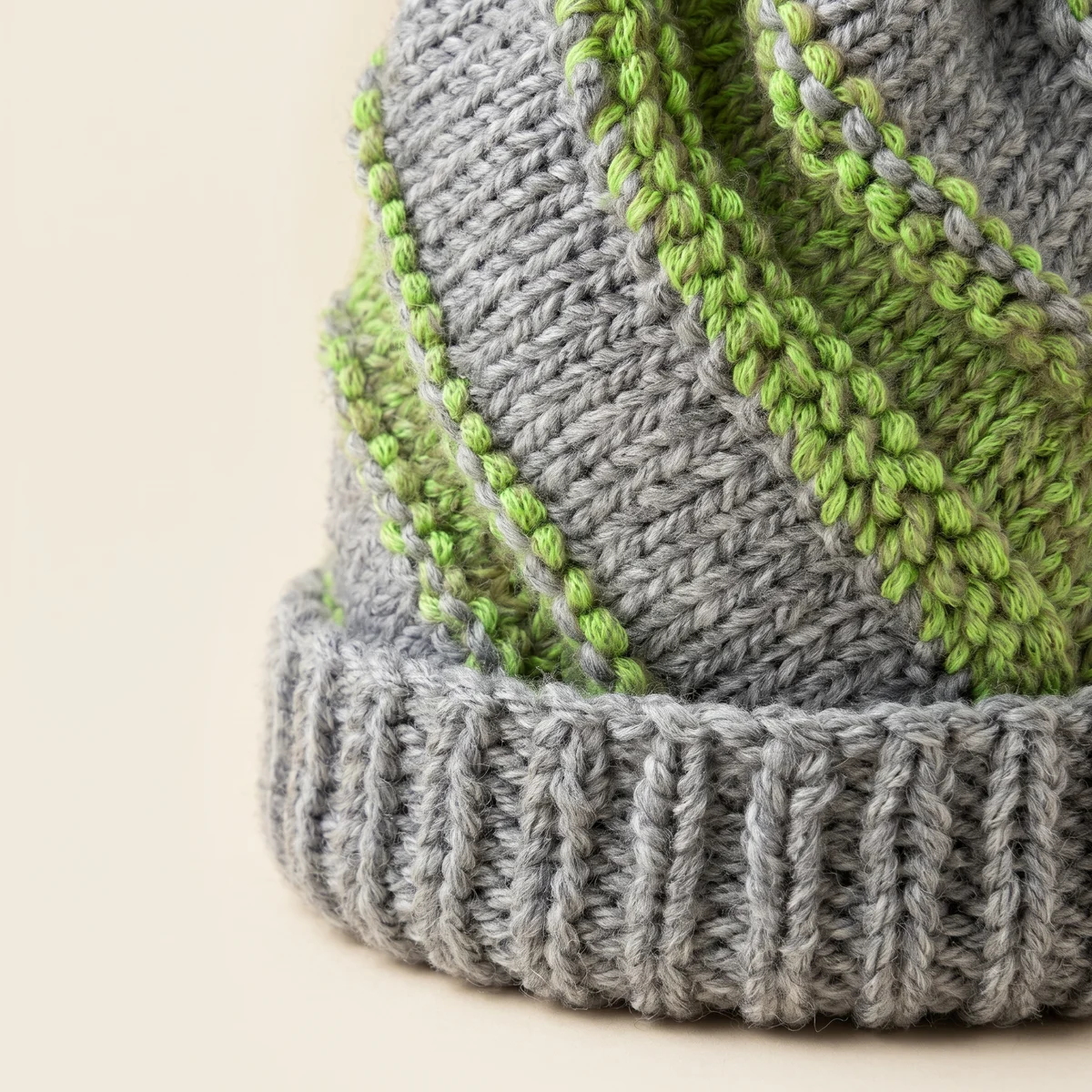 Bommelmütze Limette & Grau, Muster im Detail